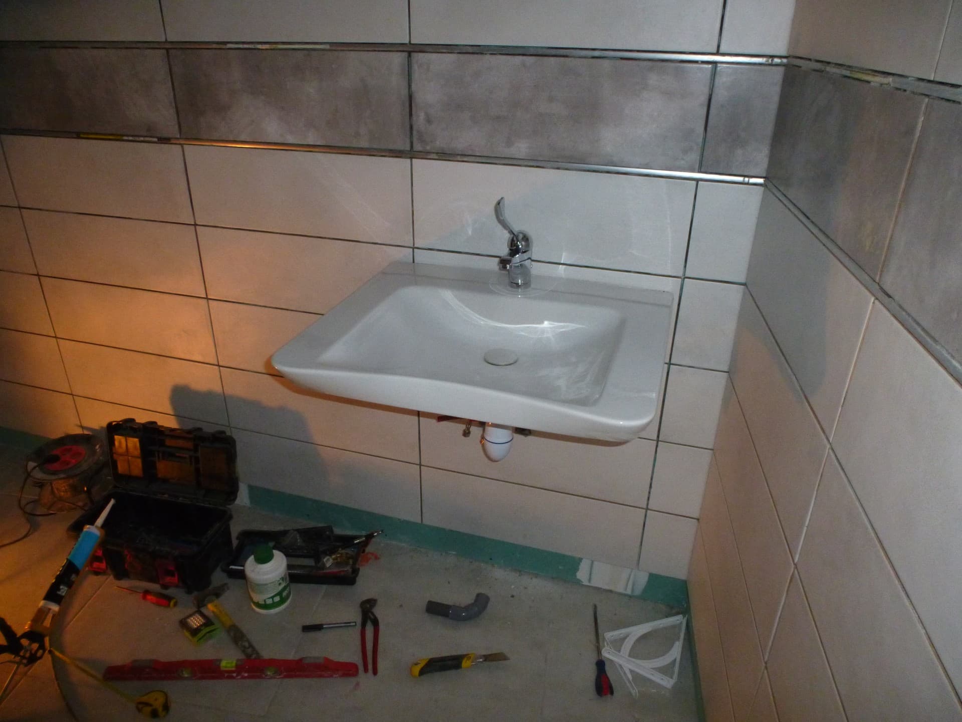 Lavabo pendant une installation